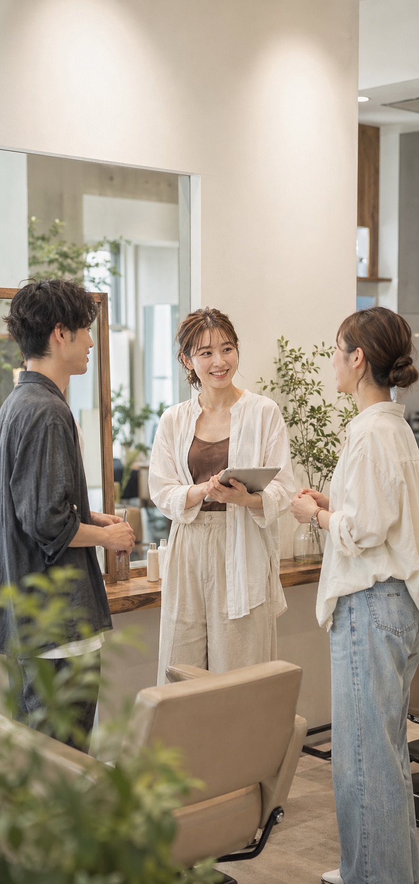 美容室でスタッフ同士が話している様子